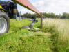 Randstreifenmäher von Greentec beim mähen um einen Zaun