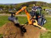 Digger Heckbagger BA an Traktor beim baggern