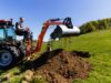 Digger Heckbagger BA entlädt Schaufel