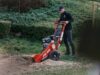 FSI B21 beim fräsen eines Baumstumpfes auf Wiese