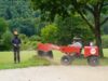 Bediener steuert Baumstumppfräse B38