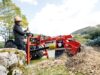 Stubbenfräse FSI T27 an Traktor entfernt Baumstumpf