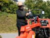 Bediener steuert FSI T27 Baumstumpffräse