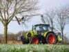 Traktor mit GREENTEC Auslegemulcher SCORPION 8 schneidet Äste