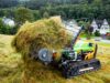 MDB Pickuü-Schwader transportiert gemähtes Gras