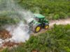 TMC TXP Steinbrecher beim brechen von großem Gestein auf Feld