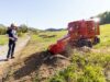 Bediener steuert Baumstumpffräse FSI D60
