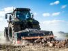 TMC Steinbrecher an Valtra zerkleinert Steine