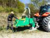 Bediener beschickt Holzhäcksler HS 170