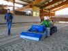Sandreiniger an MDB Raupe reinigt Reithalle