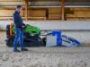 Beachcleaner an MDB Raupe reinigt Sand in Reithalle