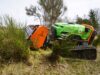 TMC TLa beim Mulchen an Böschung seitlich