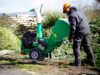 Bediener beschickt Holzhacker HS 100 M PRO