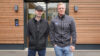 Matthias und Michael vor dem Service-Center