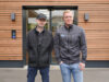 Matthias und Michael vor dem Service-Center