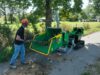 HS Holzhäcksler an MOX Geräteträger zerkleinert Holzstamm